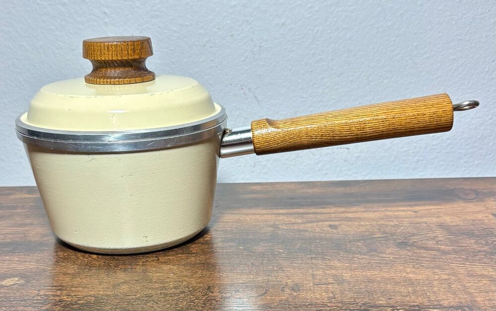 Vintage Club Classic 1 Aluminum 1 Qt Almond Stock Pot with a lid- Wood Handles
